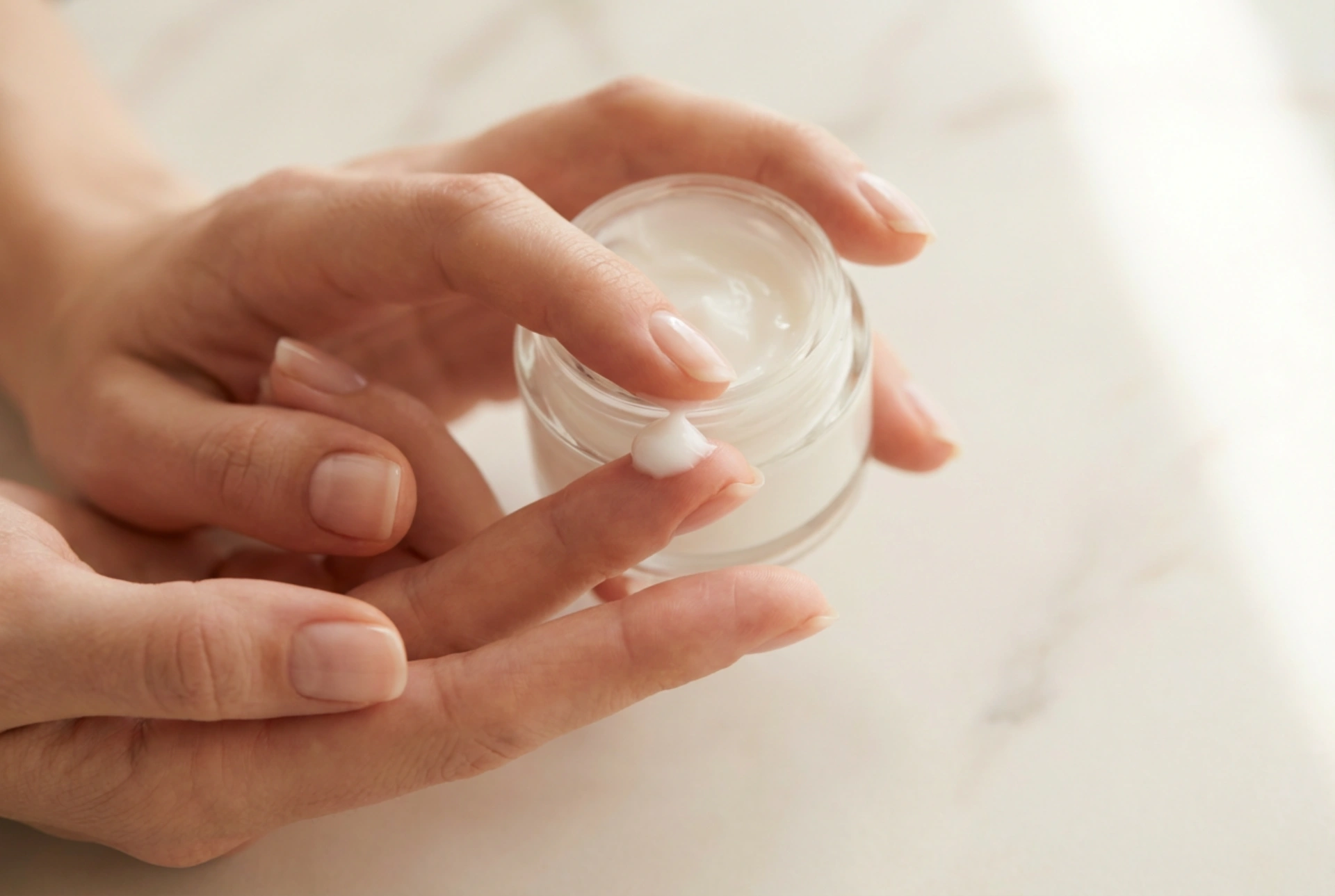 Crema contorno occhi idratante: applicazione delicata, quantità e frequenza