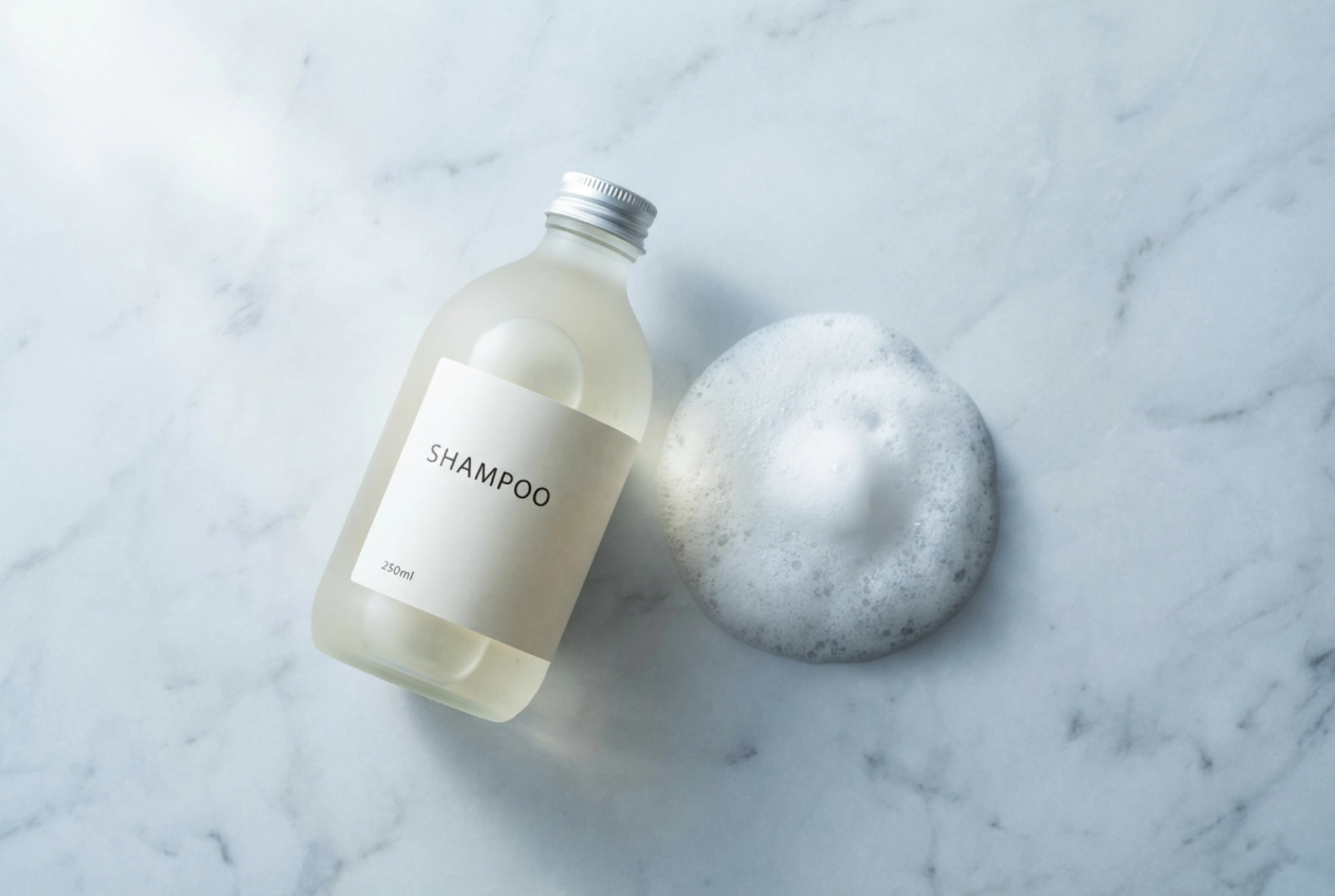 Shampoo volumizzante: formule leggere e tecniche di lavaggio per dare volume