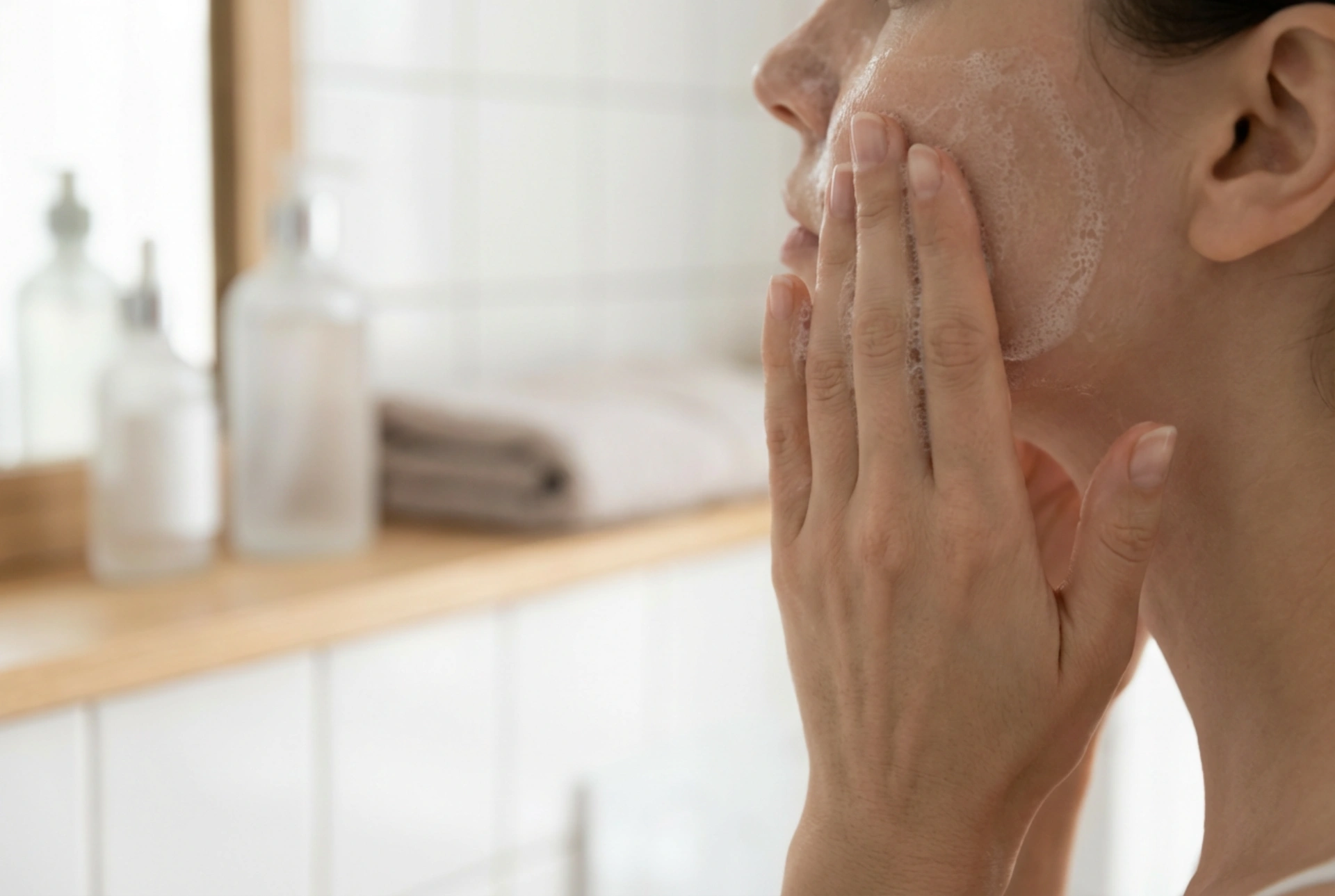 Gel struccante e detergente: come usarlo senza seccare la pelle