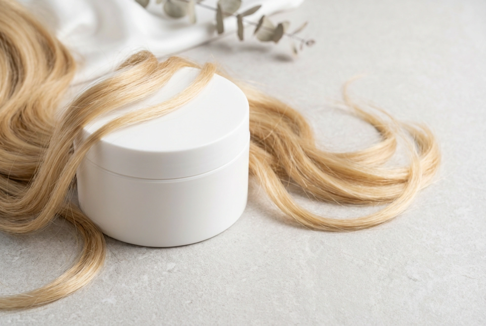 Maschera per capelli danneggiati: rigenerazione senza appesantire
