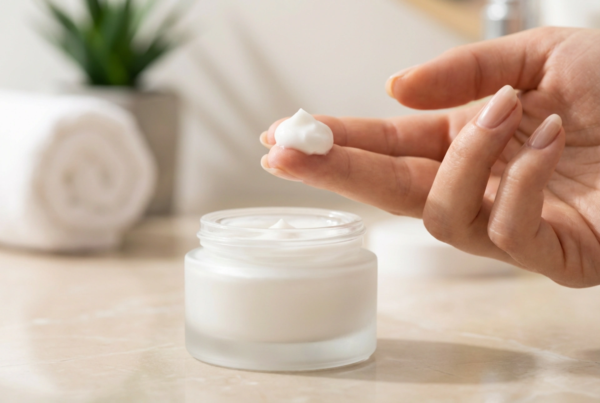 Crema idratante per il viso in pratica: momenti della giornata, quantità e tecnica