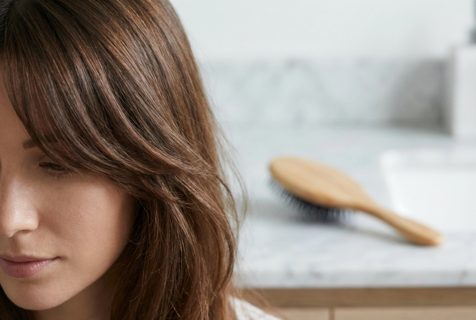 Movimento e Morbidezza: Come Acconciare la Frangia Scalata Laterale