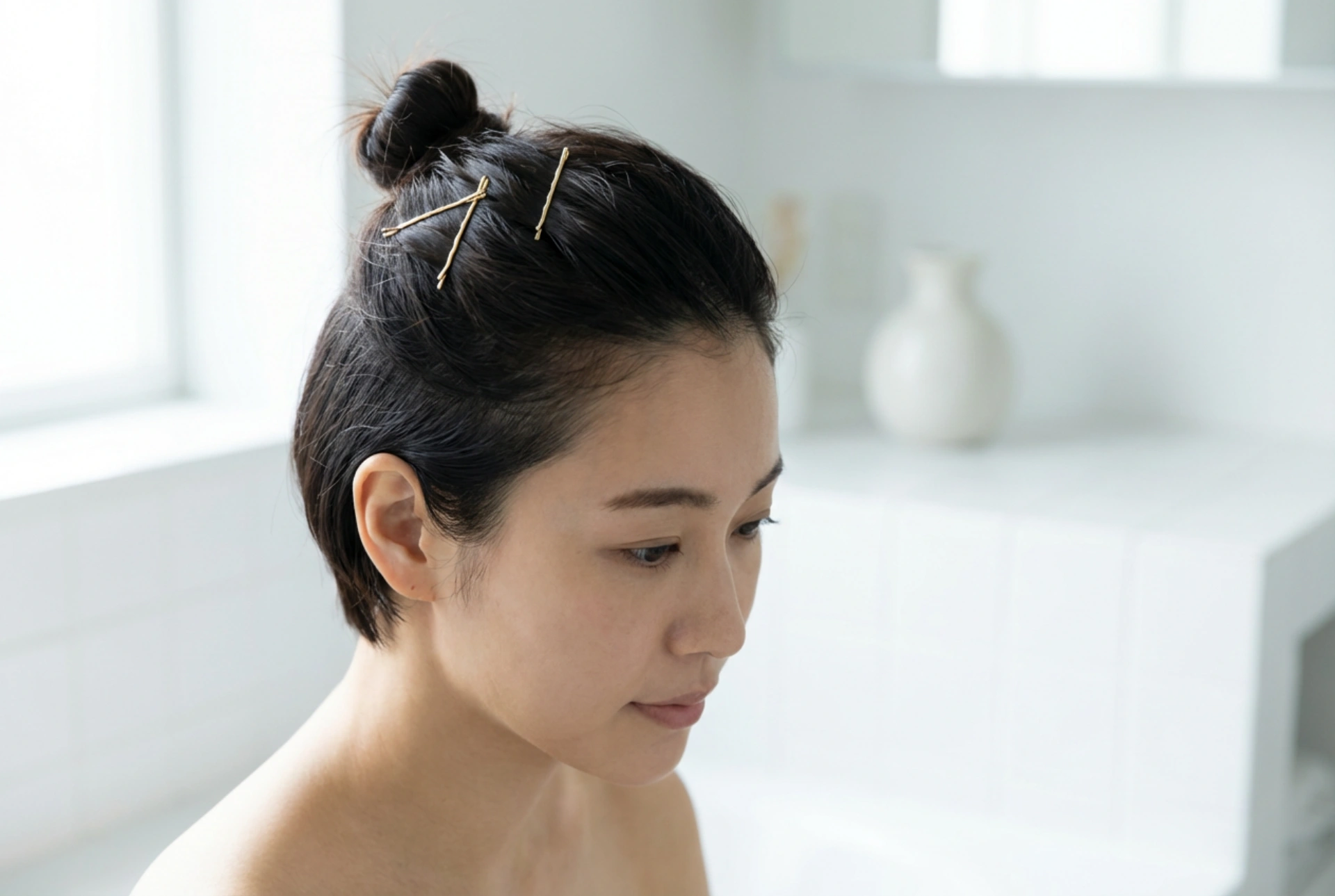 Acconciature per capelli corti: forcine, mini-chignon e raccolti creativi