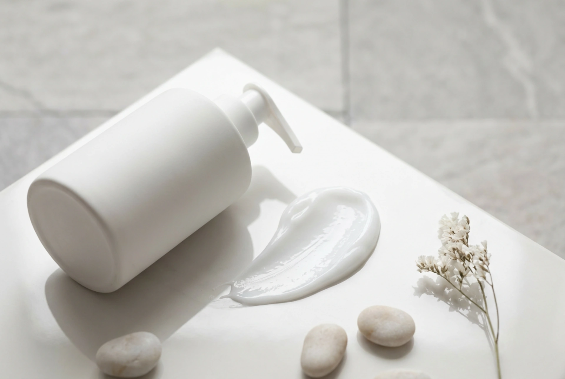 Scegliere la crema idratante per pelli con imperfezioni: texture leggere, ingredienti e applicazione