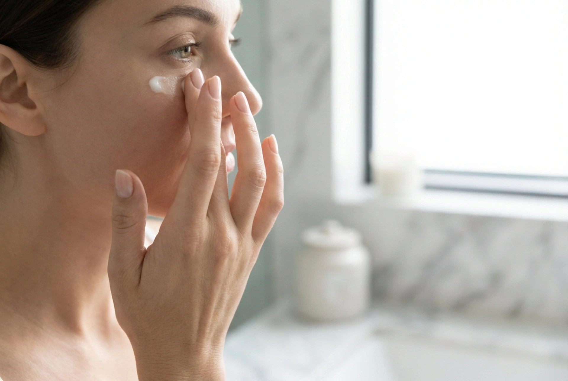 Crema contorno occhi idratante: come scegliere la consistenza e applicarla senza sfregare