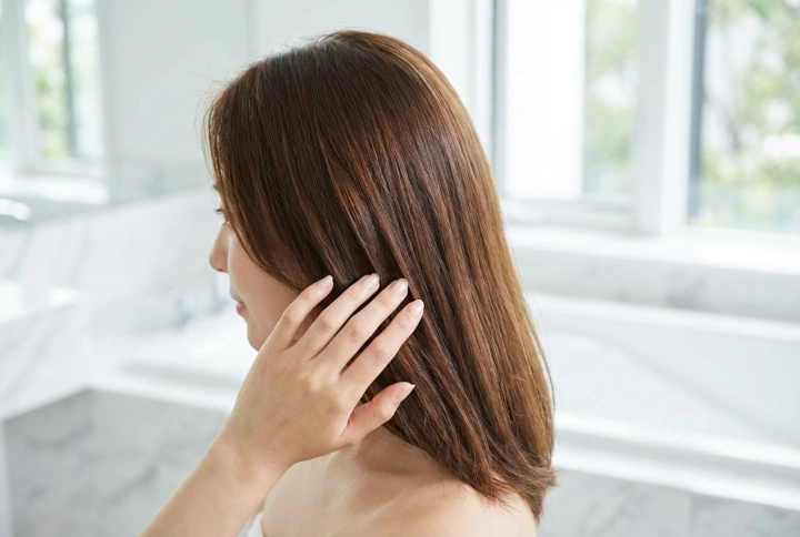 Capelli fini fino alle spalle: acconciature, tagli, raccolti e onde passo dopo passo
