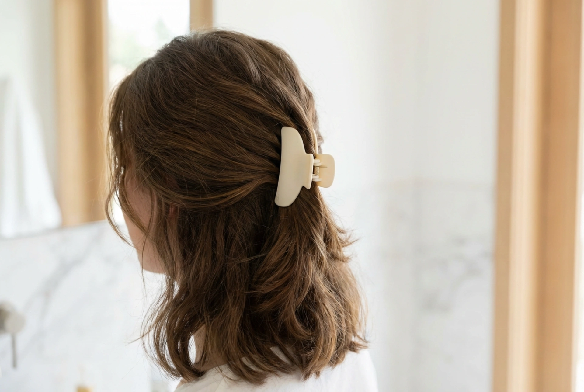 Tagli sfilati per capelli medi: styling e volume per un look leggero
