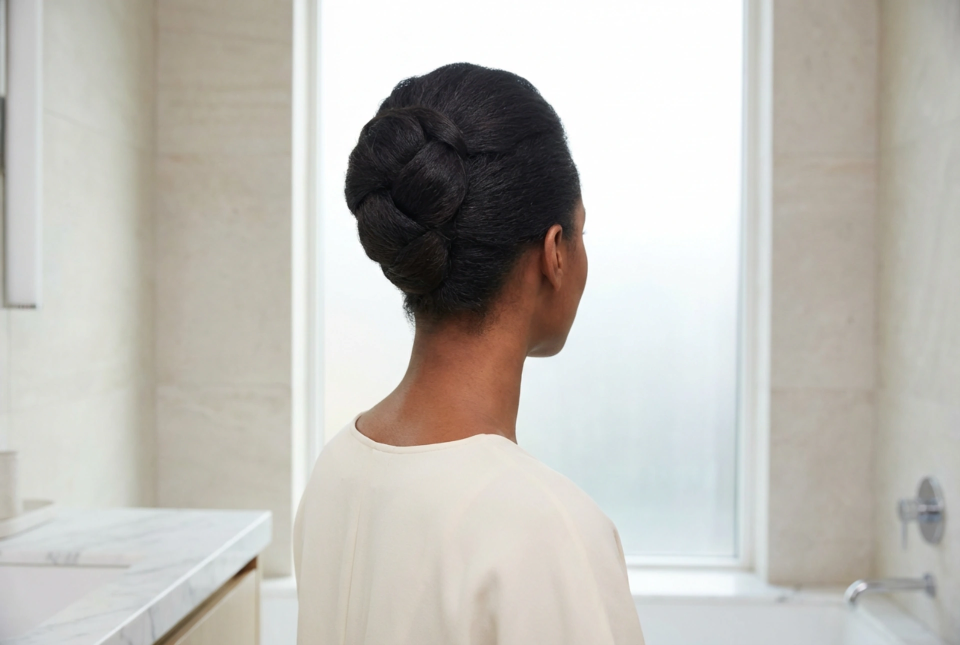 Chignon per capelli corti: un'acconciatura veloce, volumizzante e senza forcine a vista