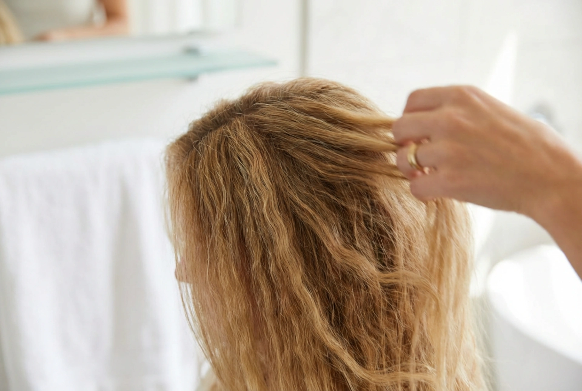 Piastra Frisé: Volume alle Radici e Texture sulle Lunghezze, Tecniche per Diversi Tipi di Capelli