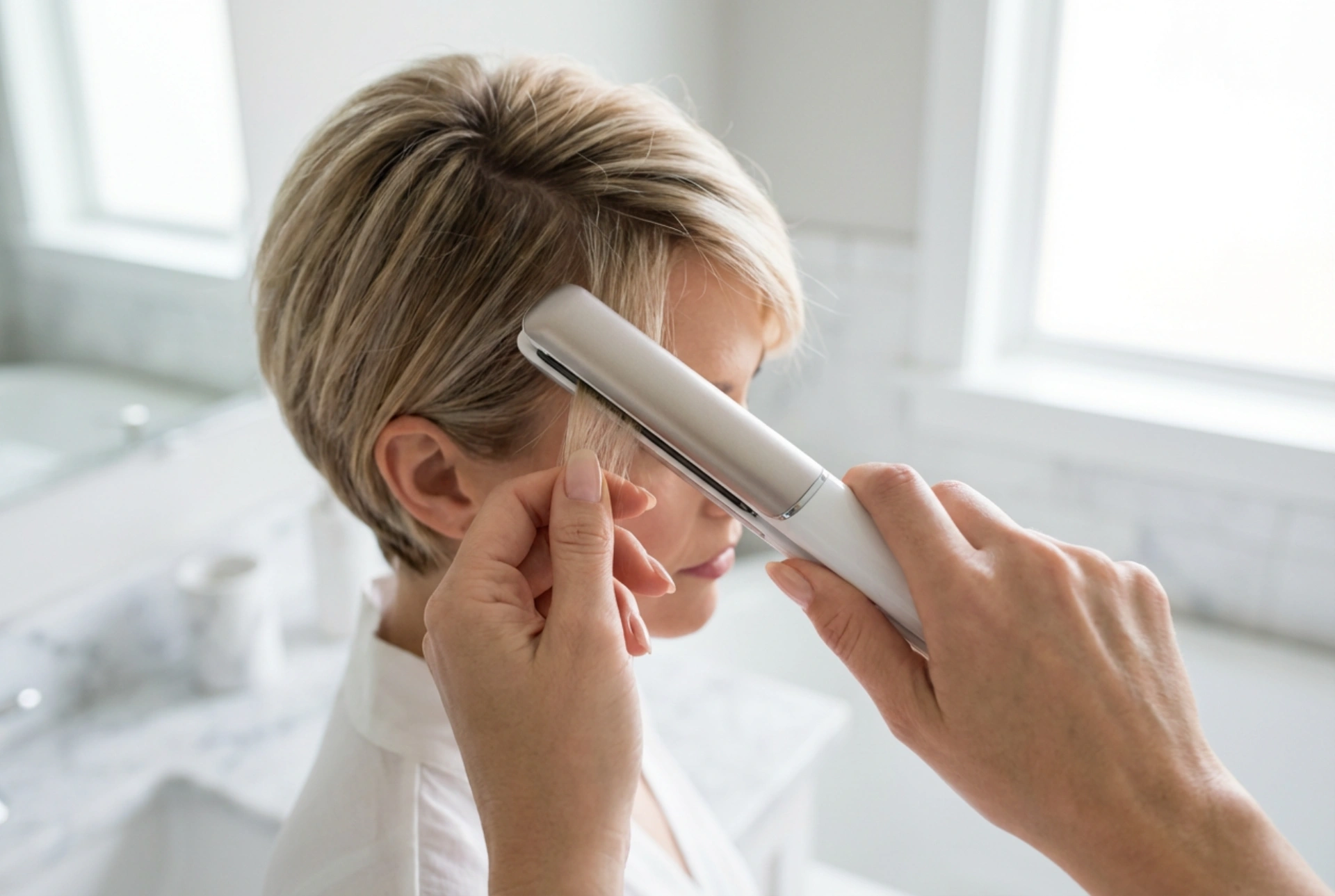 Piastra sottile: il segreto per capelli corti, frangia e baby hair