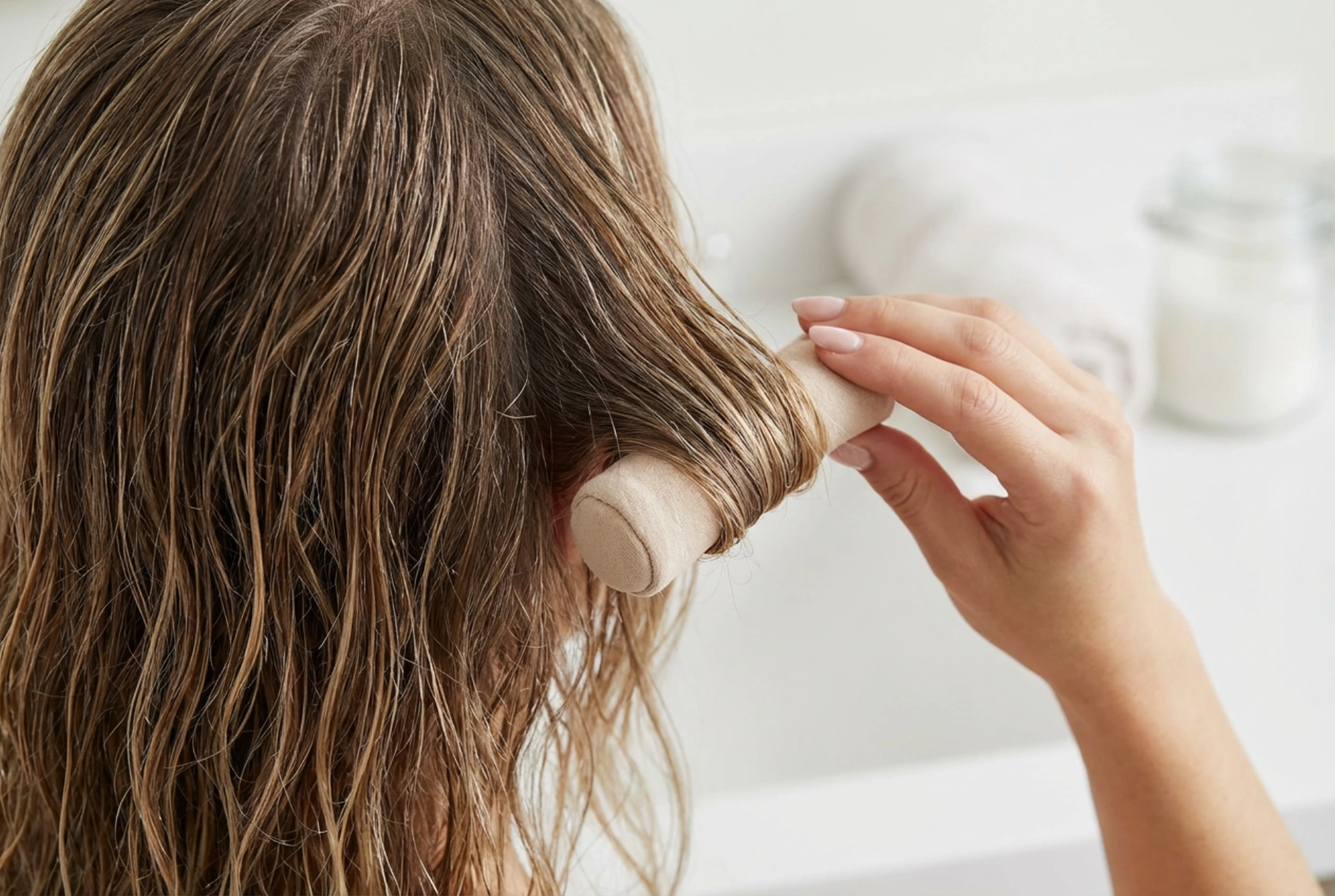 Bigodini per capelli: come ottenere volume alle radici e onde elastiche
