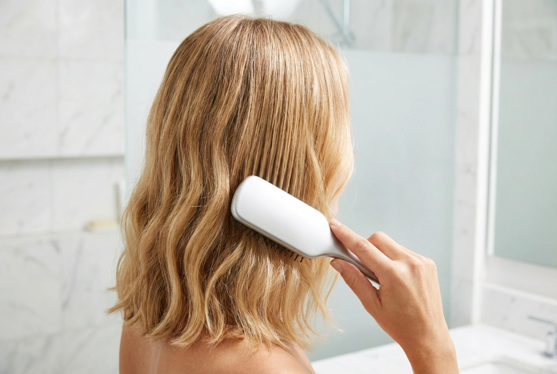 Capelli alle spalle e onde: tecniche di styling morbido