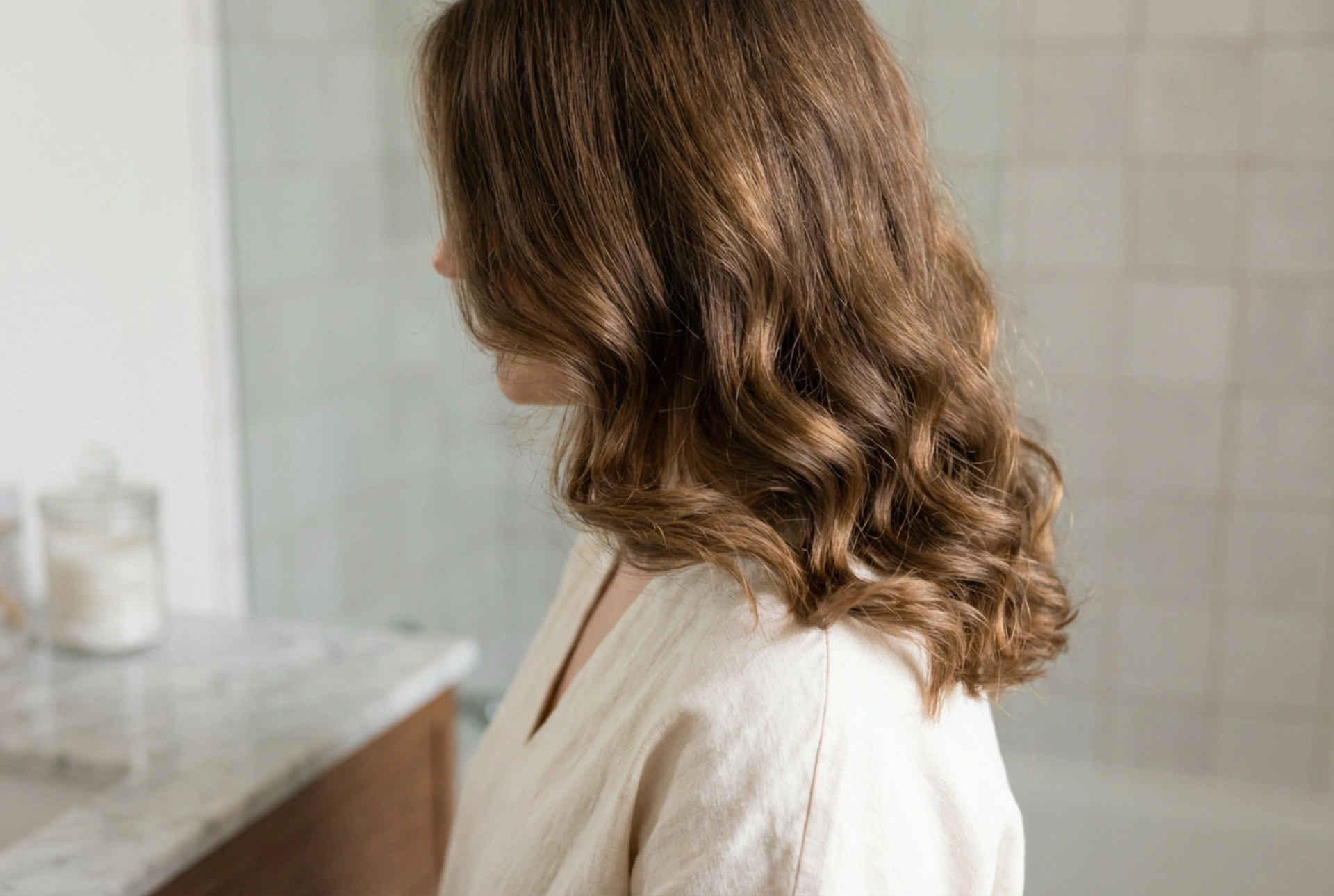 Onde su capelli alle spalle: tecniche di styling e volume senza crespo