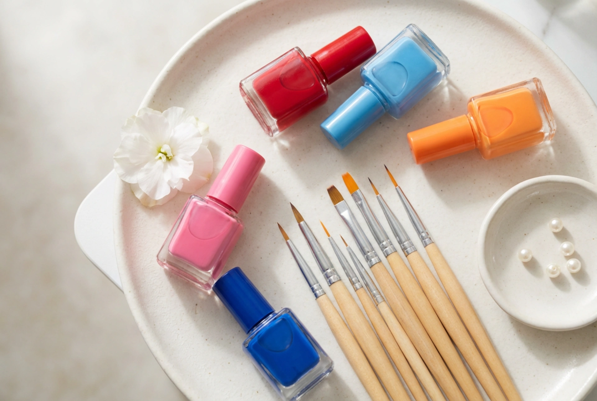 Smalti per nail art: tipi, pennelli e tecniche di applicazione