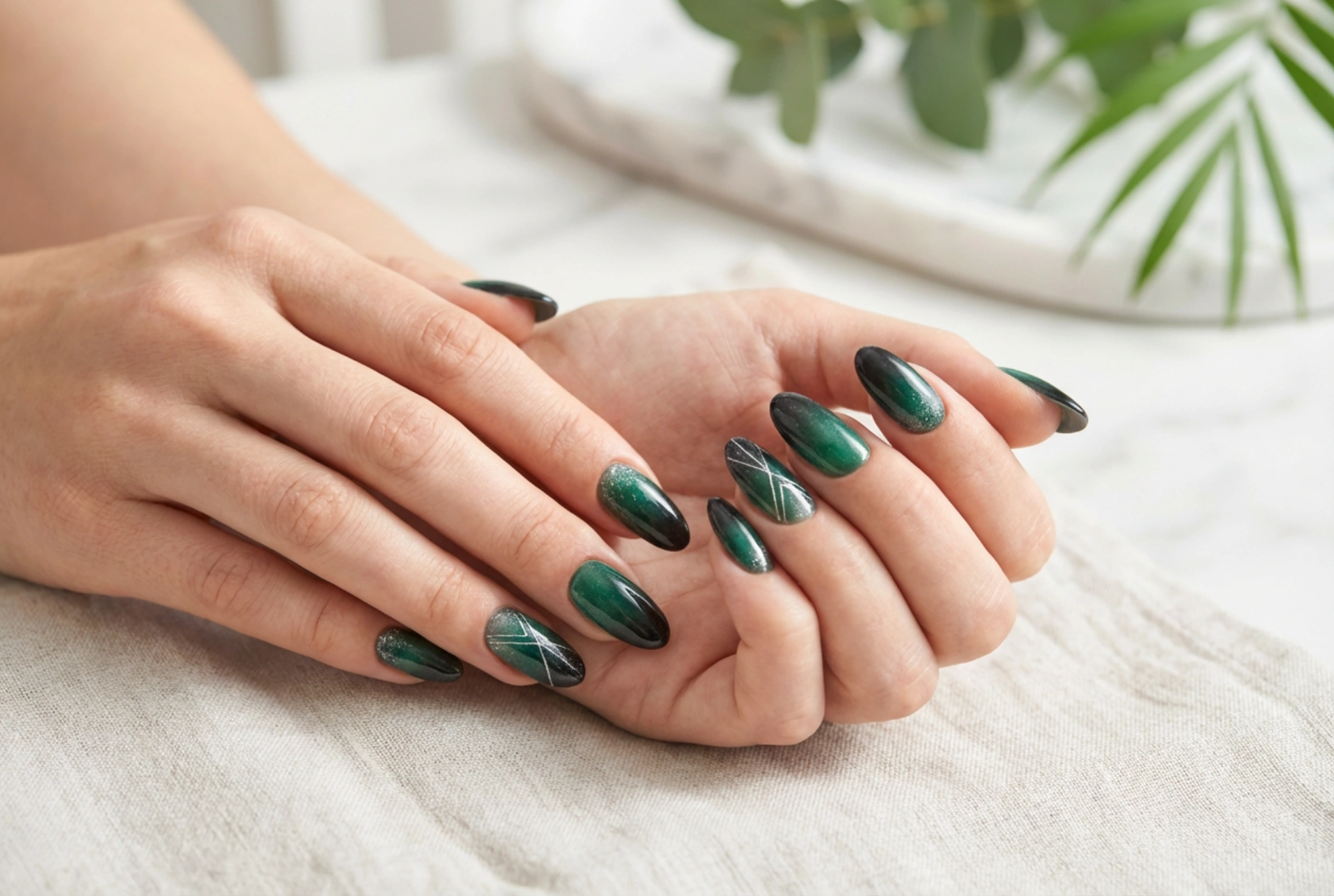 Unghie Nero e Verde: Smokey Ombre, Polvere Effetto Vetro e Linee Geometriche
