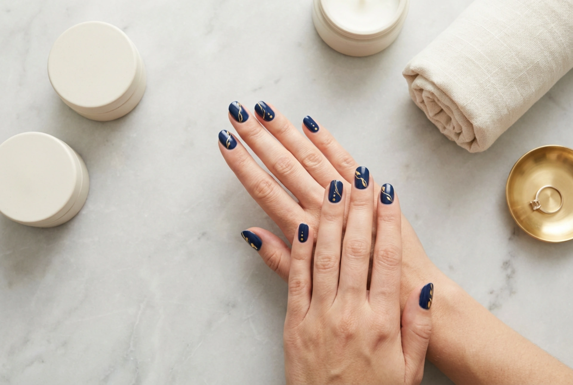 Unghie blu navy e oro: un binomio elegante in tre varianti semplici da realizzare