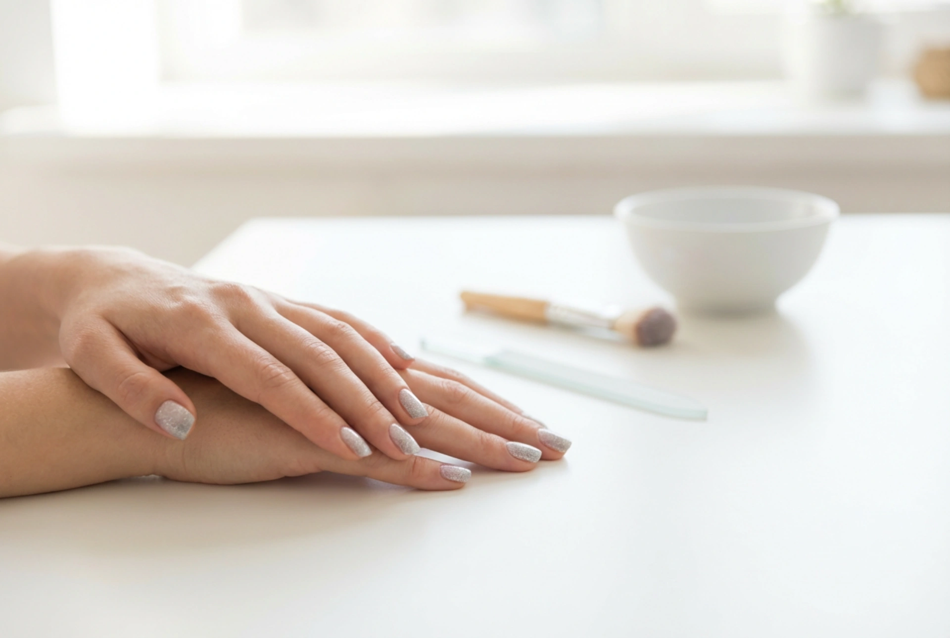 Unghie glitterate senza sporcare: applicazione, sfumatura e rimozione