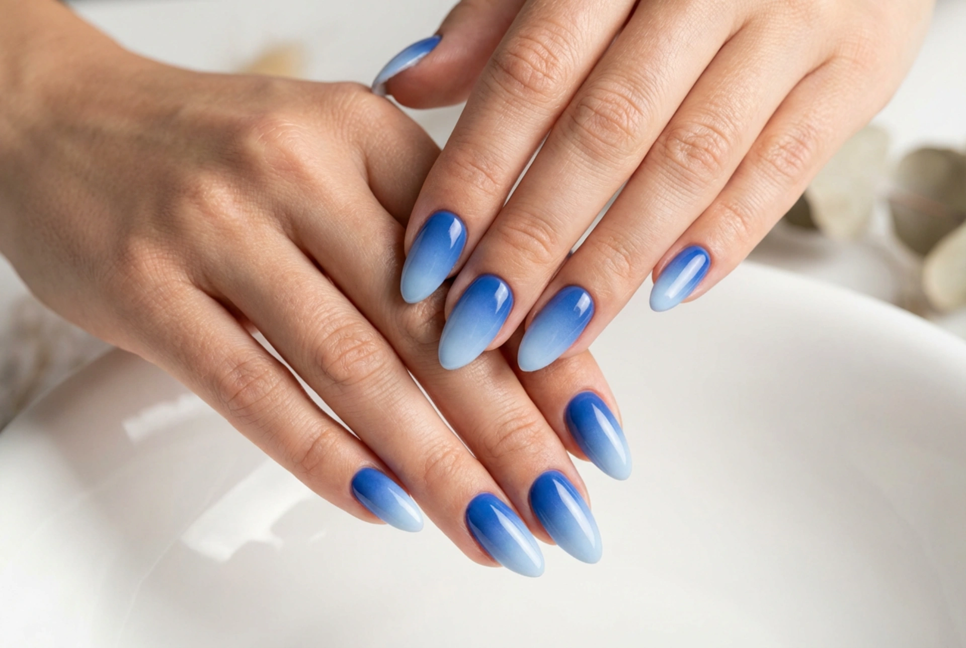 Unghie sfumate blu fiordaliso: colore intenso e transizioni perfette senza stacchi