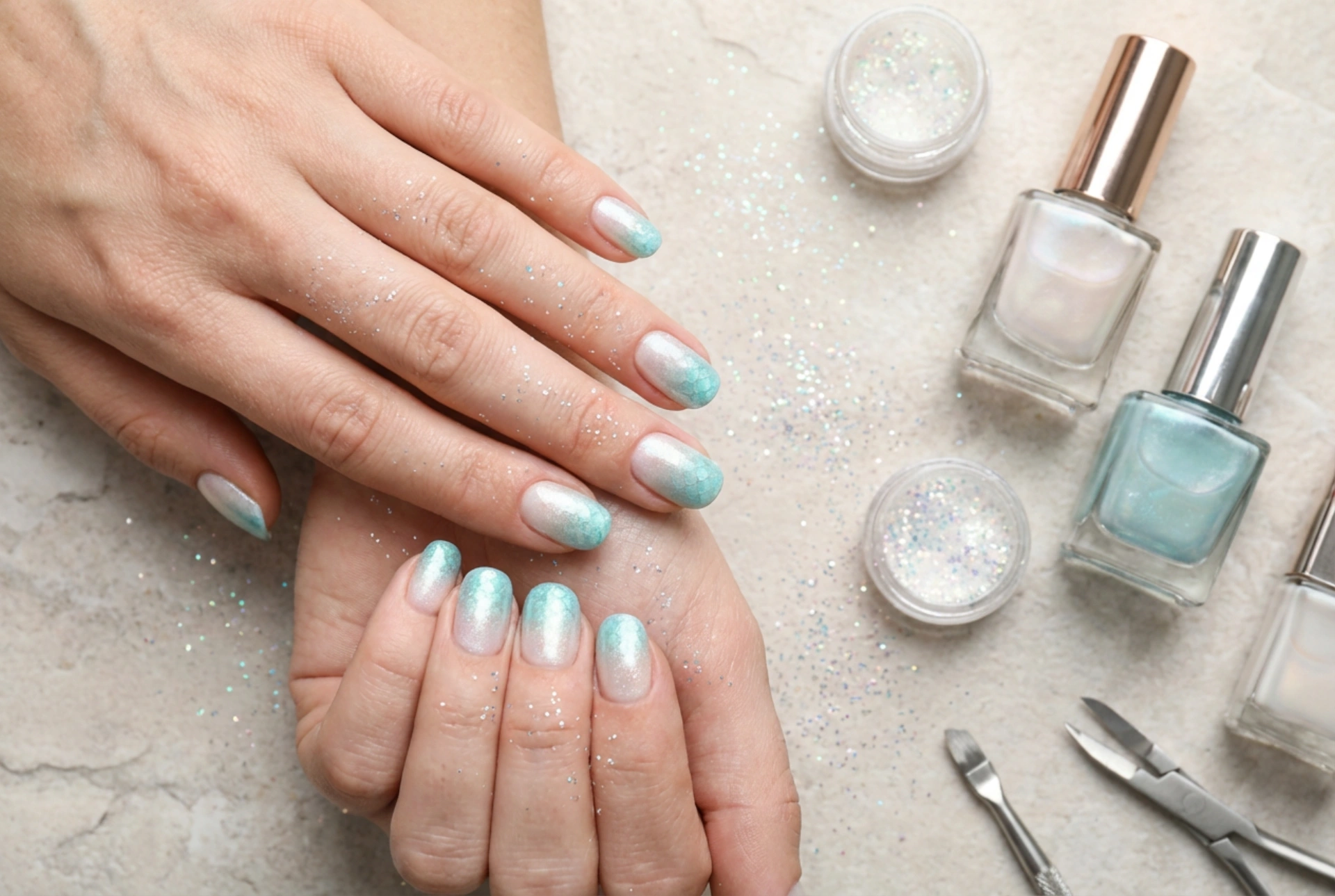 Ombré con effetto sirena sulle unghie: prodotti e tecnica