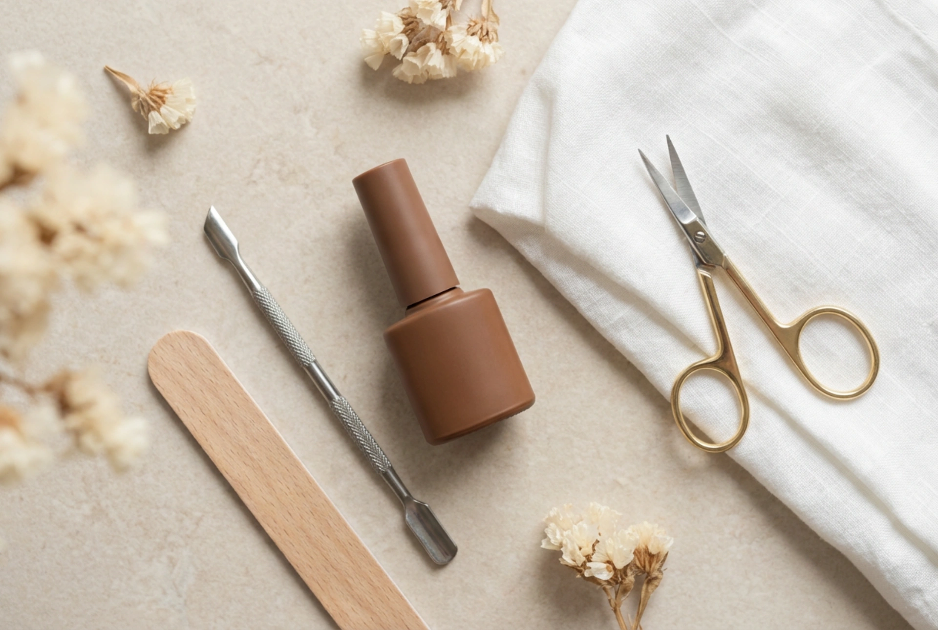 Smalto Semipermanente Marrone: Preparazione e Copertura per un Look Elegante