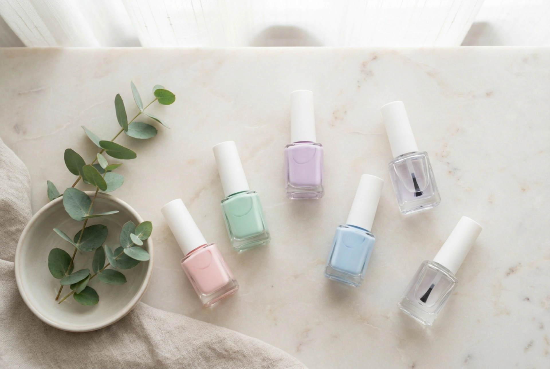 Smalti semipermanenti pastello passo dopo passo: base, due strati e top coat