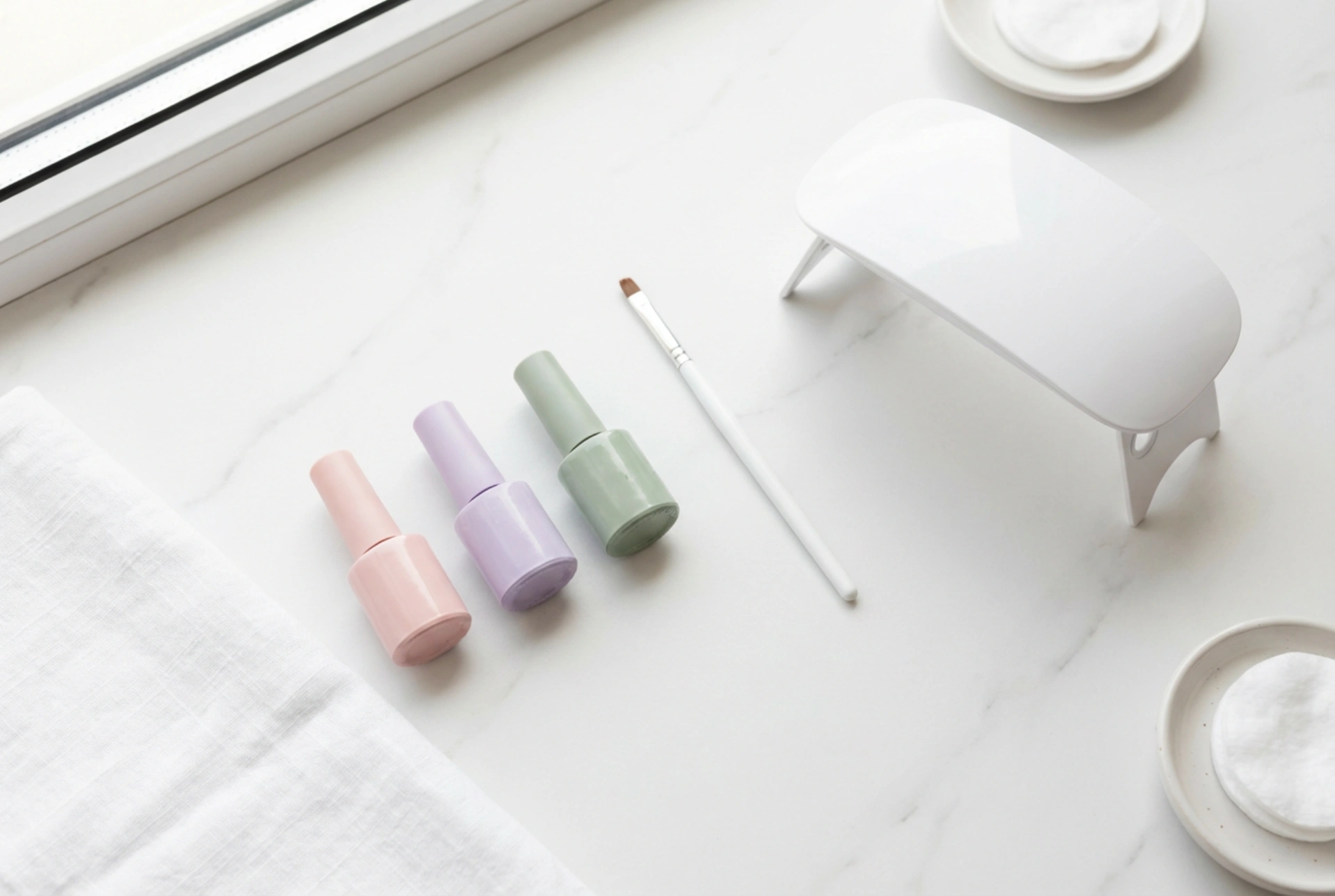 Smalto gel semipermanente nella manicure: applicazione, polimerizzazione e gli errori più comuni