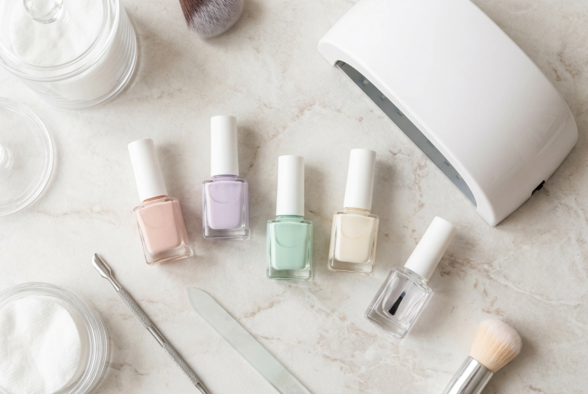 Kit per unghie semipermanenti: come assemblarlo e iniziare lo styling