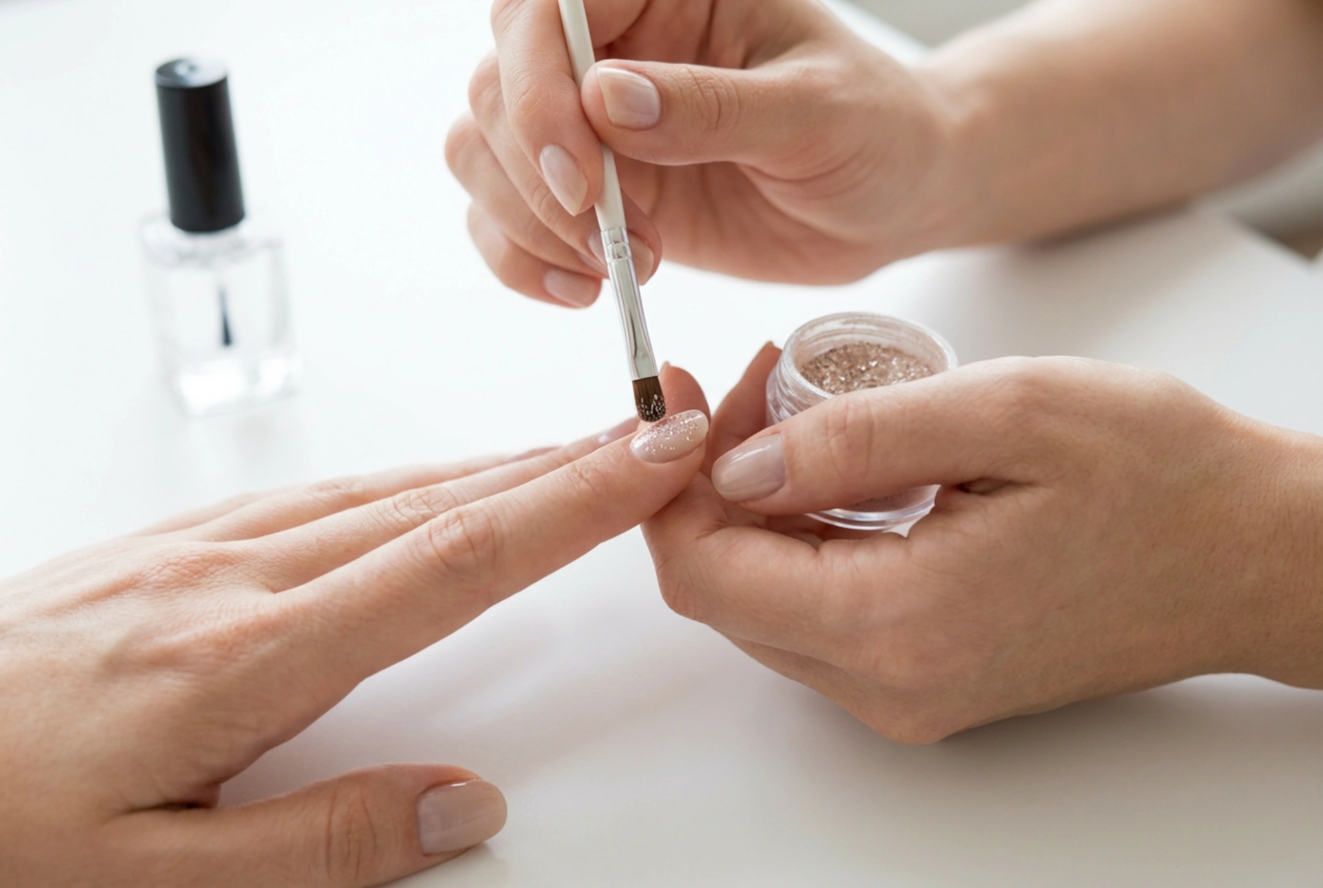 Polveri per unghie: tecniche di applicazione, sigillatura e top coat