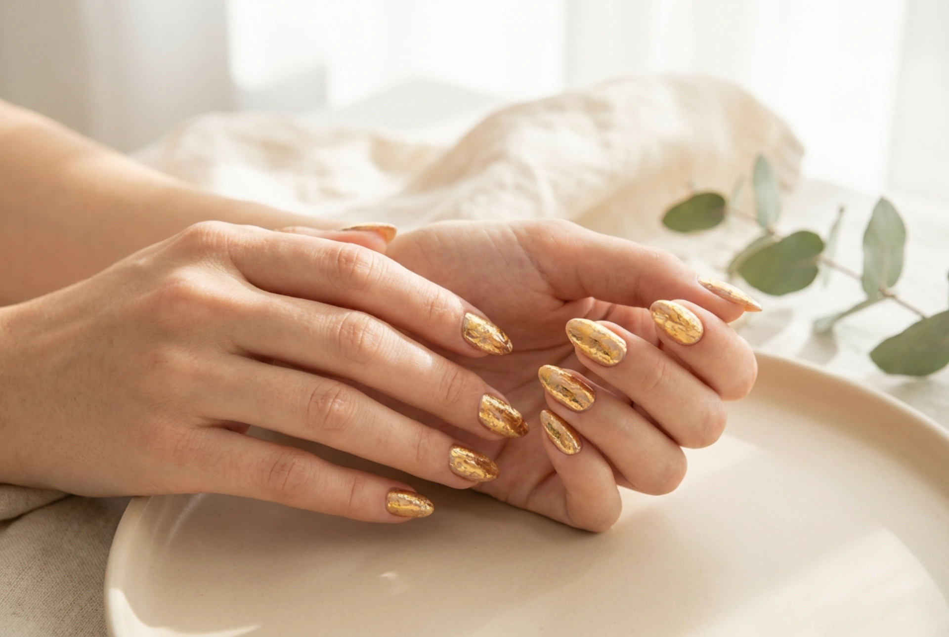 Sticker dorati per unghie: applicazione perfetta e come farli durare più a lungo