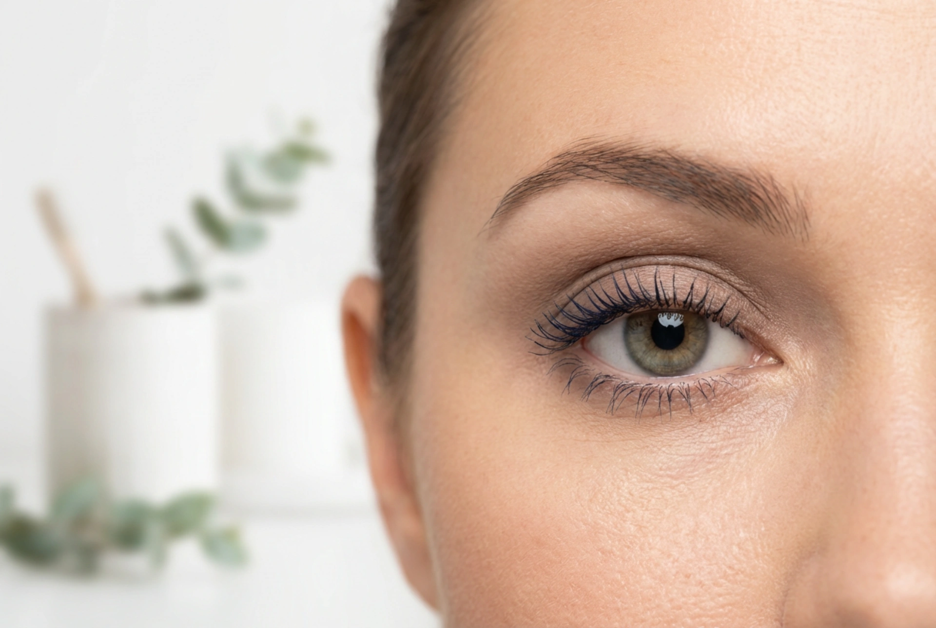 Mascara blu navy: come abbinarlo al trucco occhi ed evitare esagerazioni