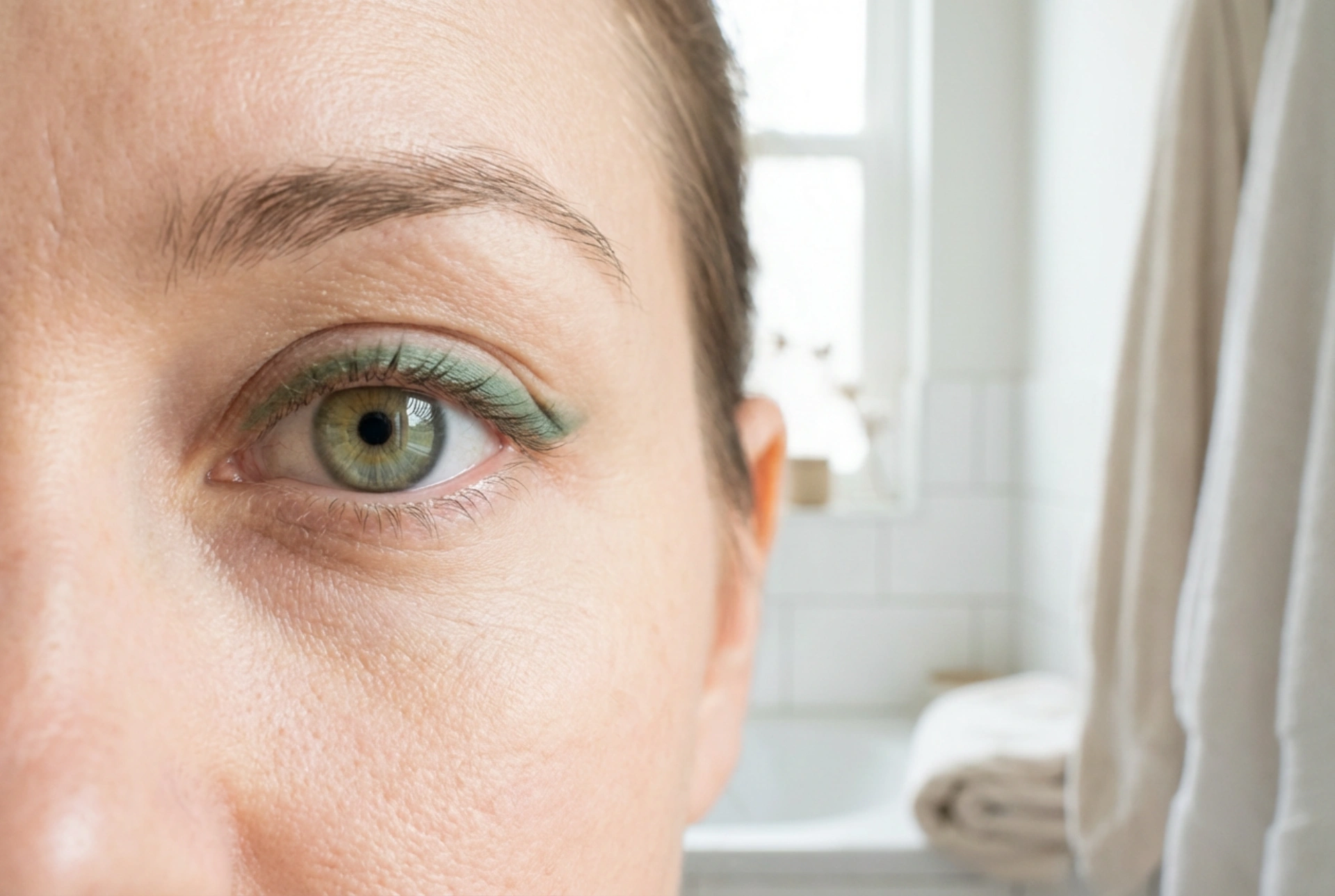 Matita occhi verde: come valorizzare l'iride, creare sfumature morbide e abbinare i colori