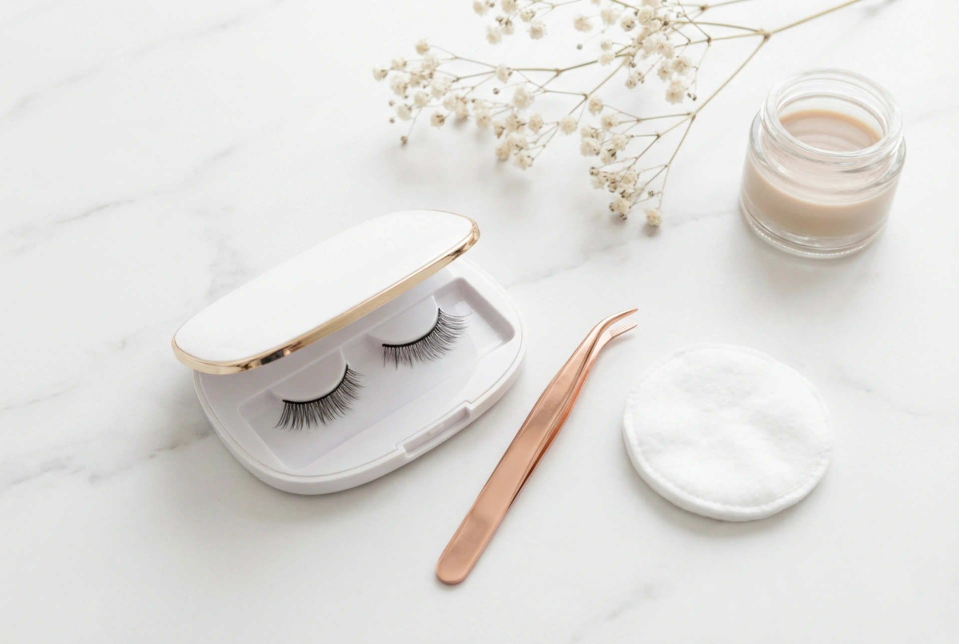 Ciglia magnetiche senza eyeliner: applicazione, adattamento e cura