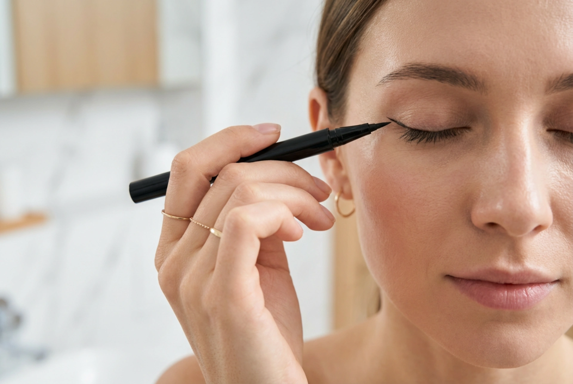 Come fare la linea con l'eyeliner: impugnatura dell'applicatore, angoli e finiture