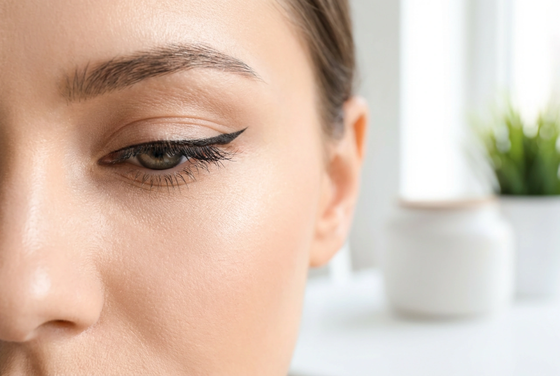 Linee di Eyeliner per Tutti i Giorni: Linea Sottile, Coda e Finitura