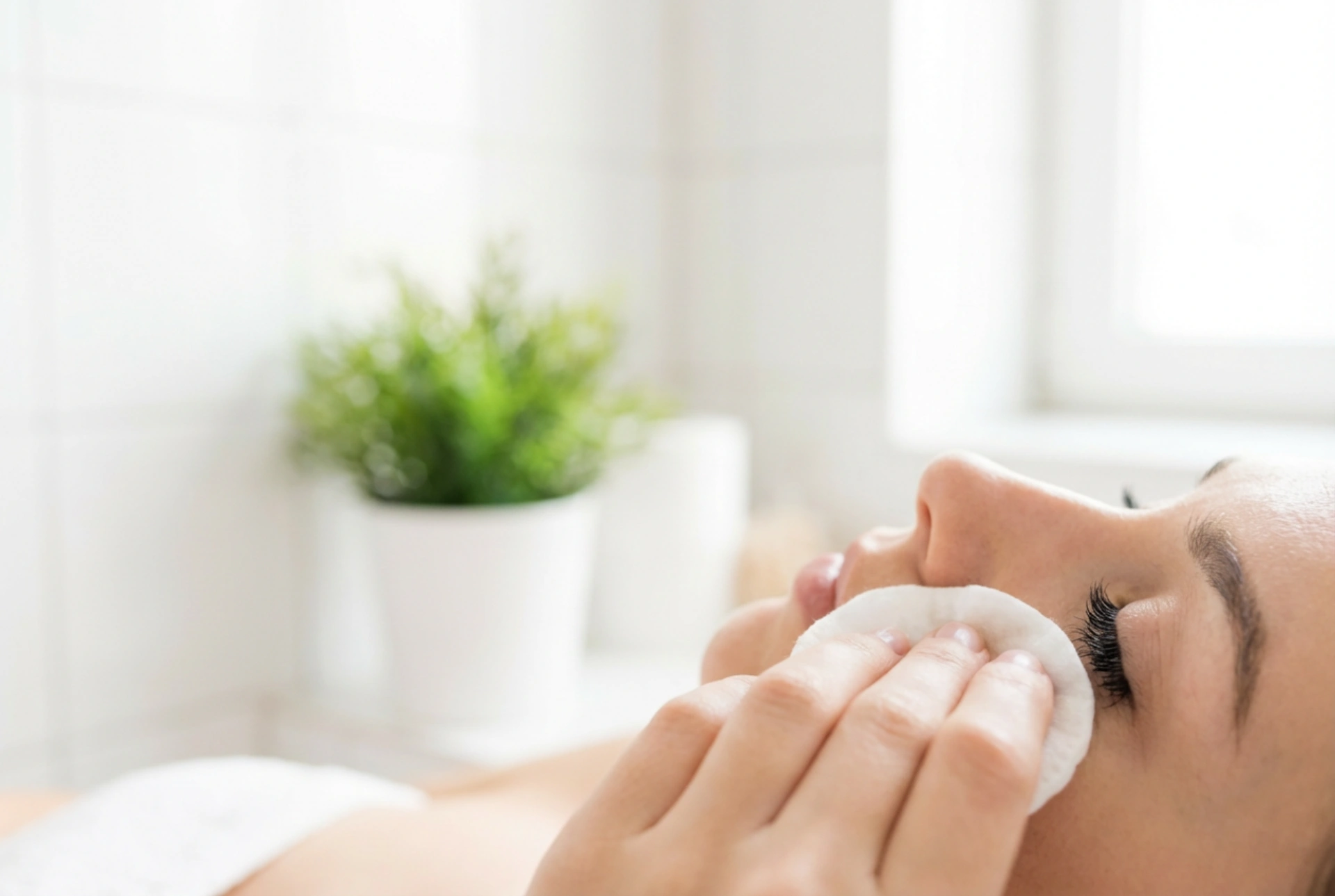 Mascara waterproof per l'estate e l'allenamento: applicazione e rimozione senza sfregamenti