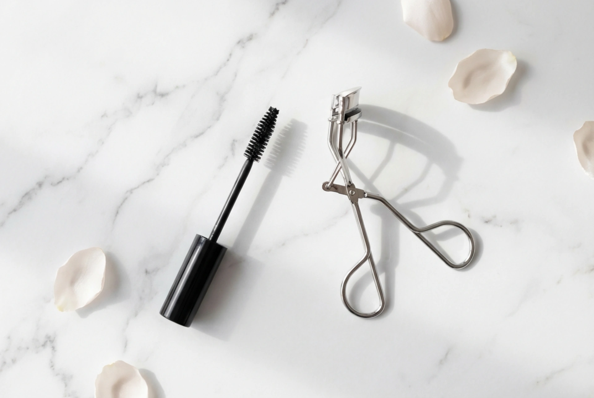 Il duo perfetto: mascara incurvante e piegaciglia