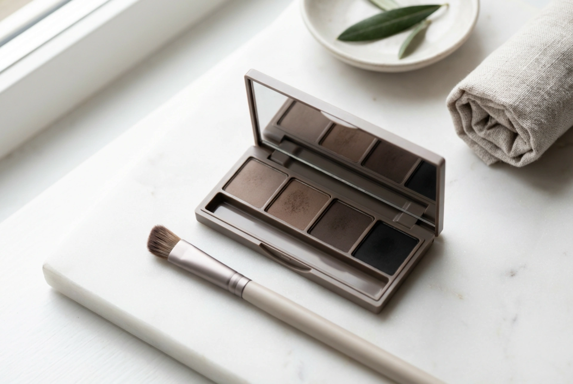 Palette per sopracciglia: tecniche di applicazione degli ombretti e sfumature naturali