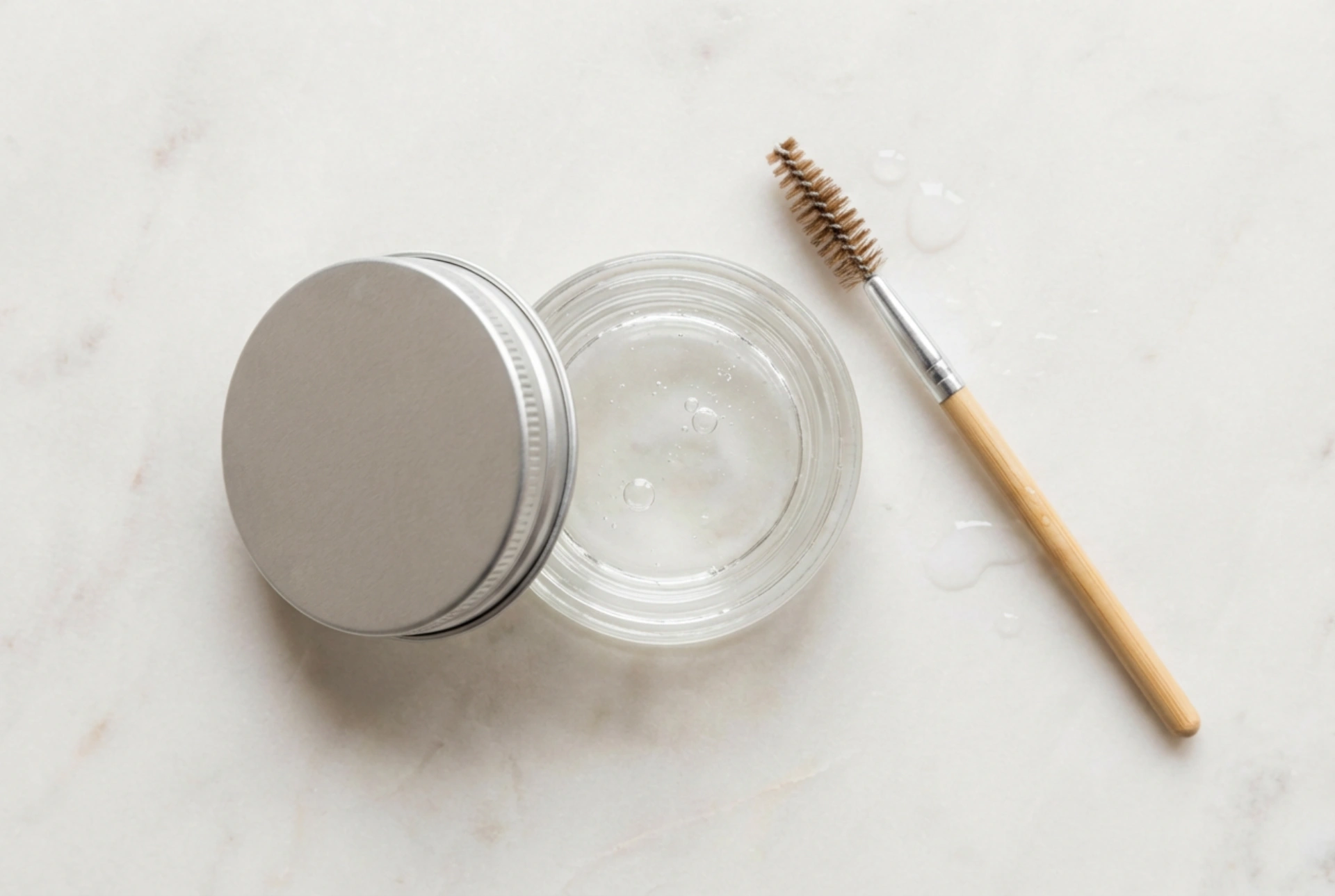 Sapone per sopracciglia: come scegliere la formula e applicarlo senza residui bianchi