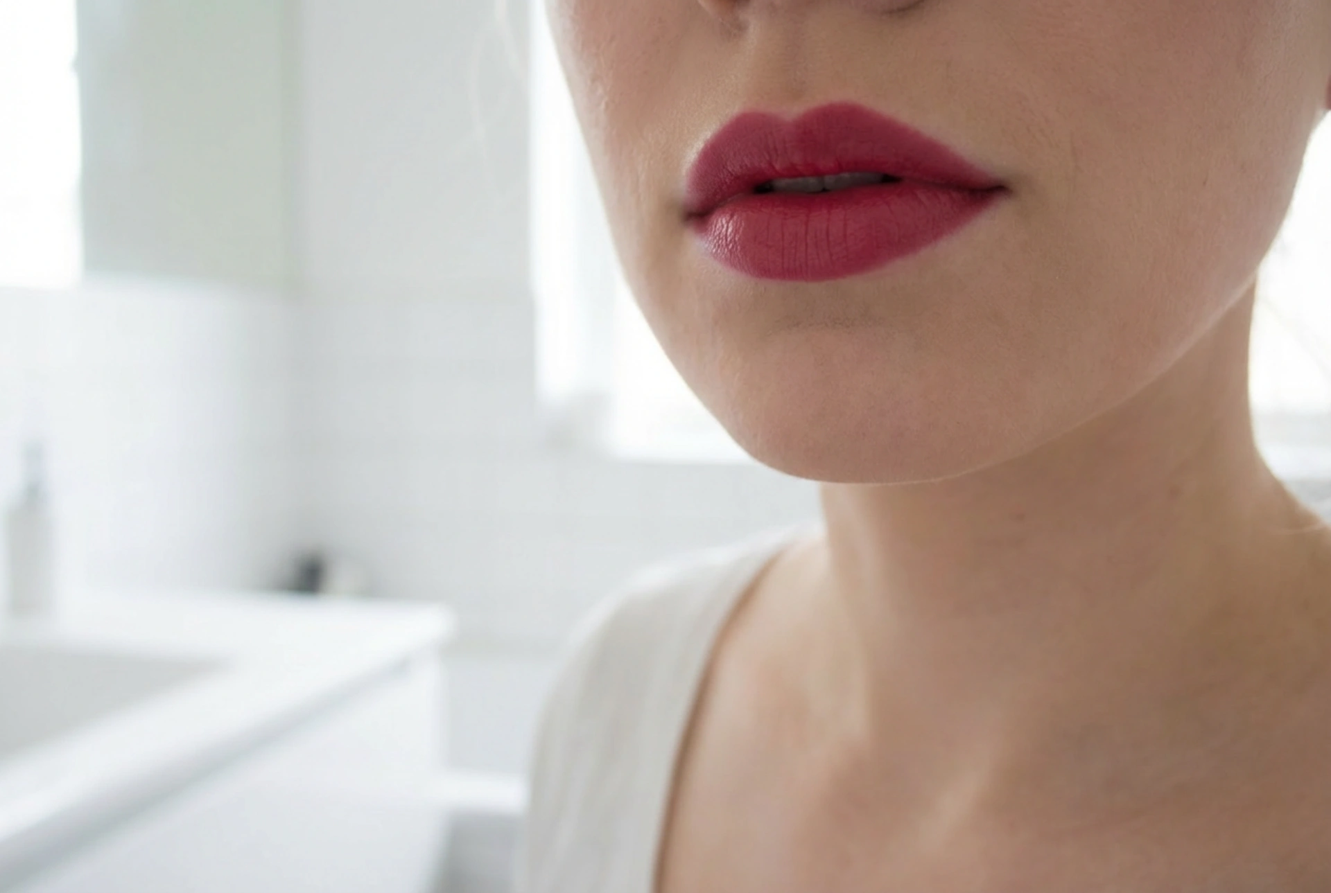 Rossetto rosso con pigmento blu: rosso freddo, denti bianchi, lunga durata