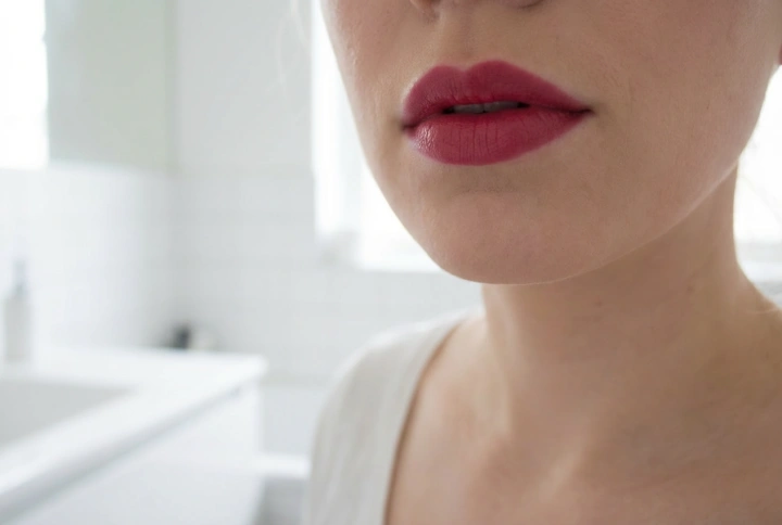 Rossetto rosso con pigmento blu: rosso freddo, denti bianchi, lunga durata