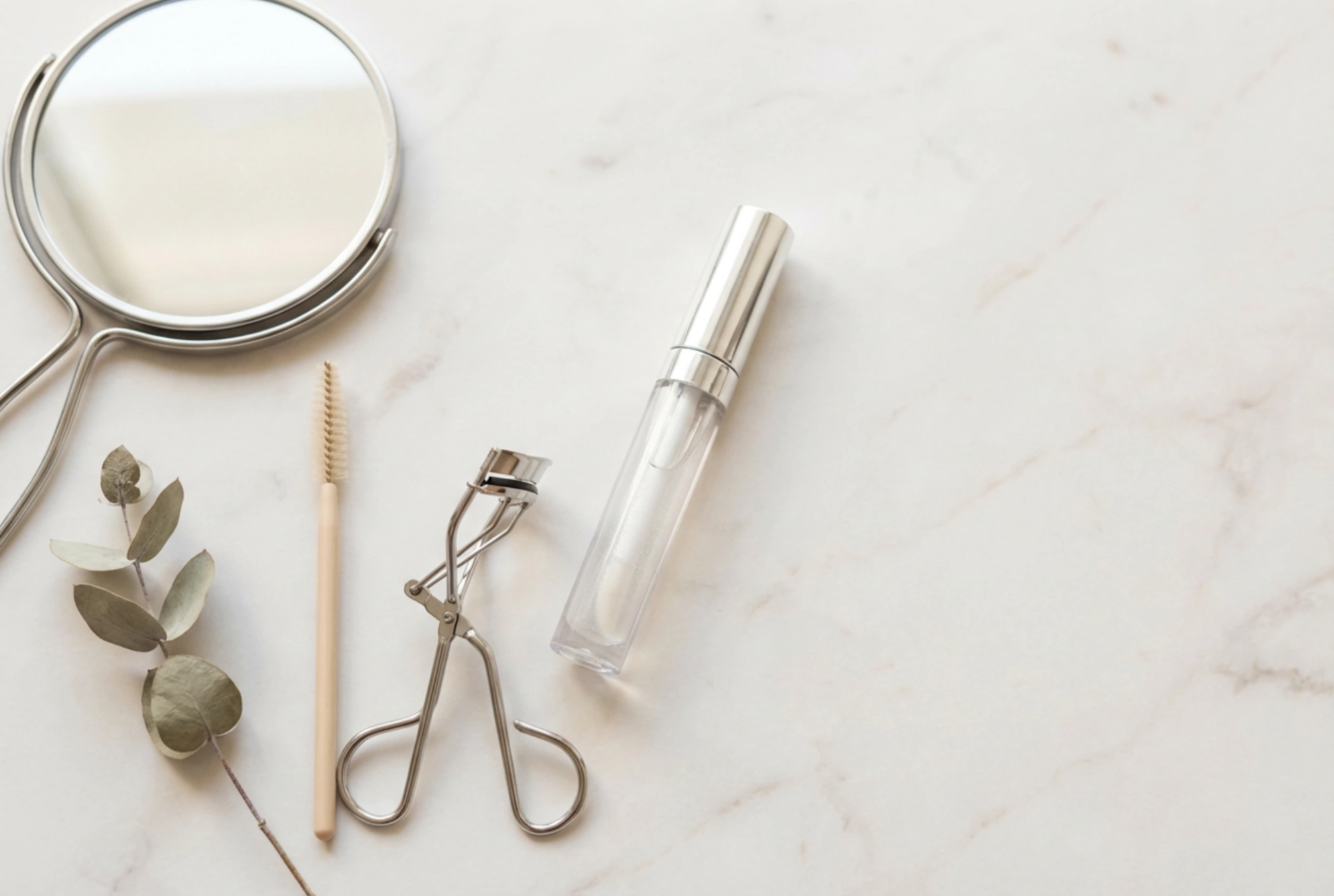 Lucidalabbra trasparente nel beauty case: usi, trucchi e cura