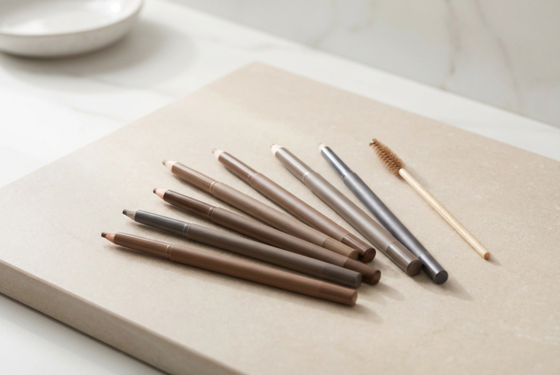 Matite per sopracciglia: come scegliere durezza e colore, e come applicarle