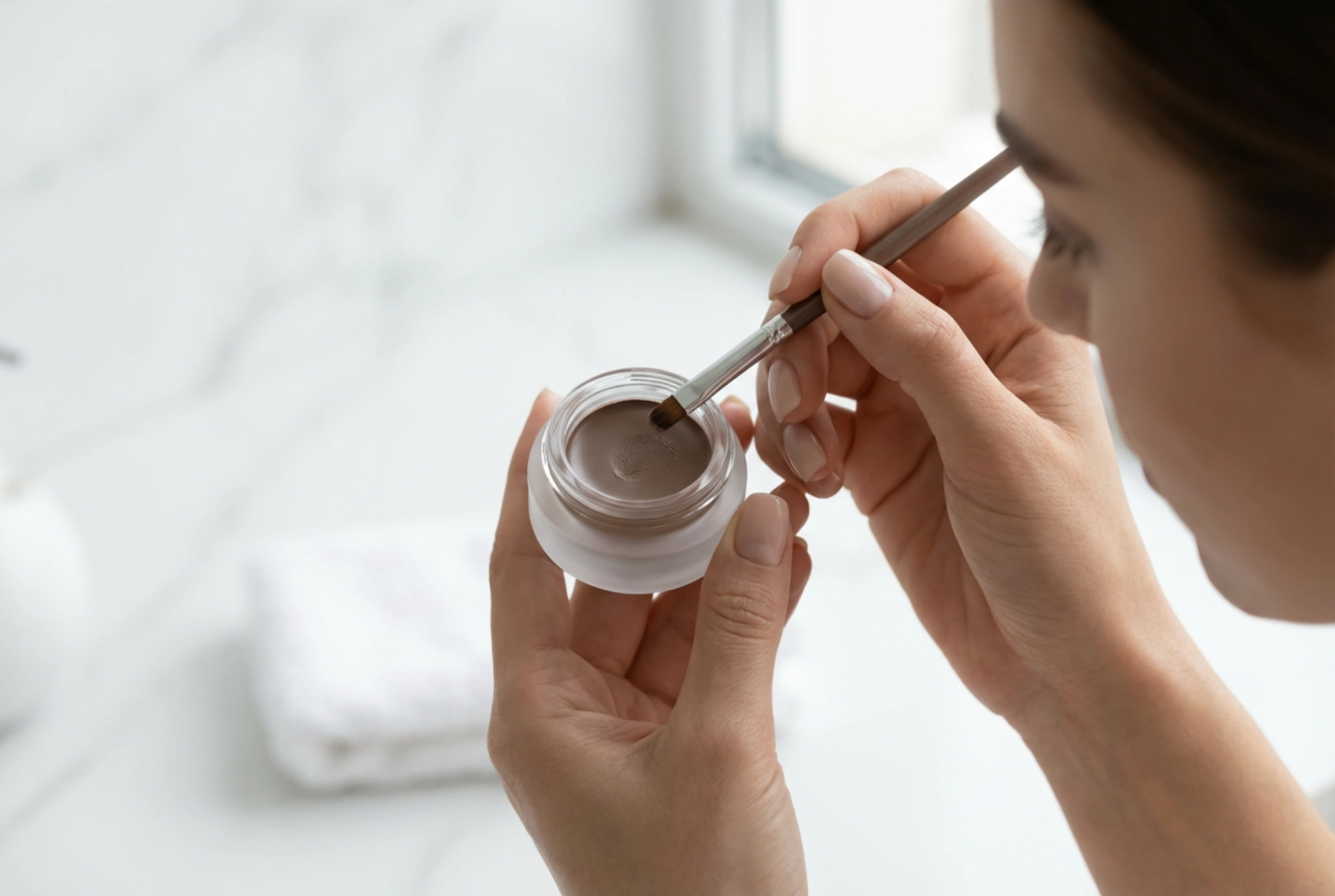 Henné in gel per sopracciglia: applicazione uniforme e controllo del colore