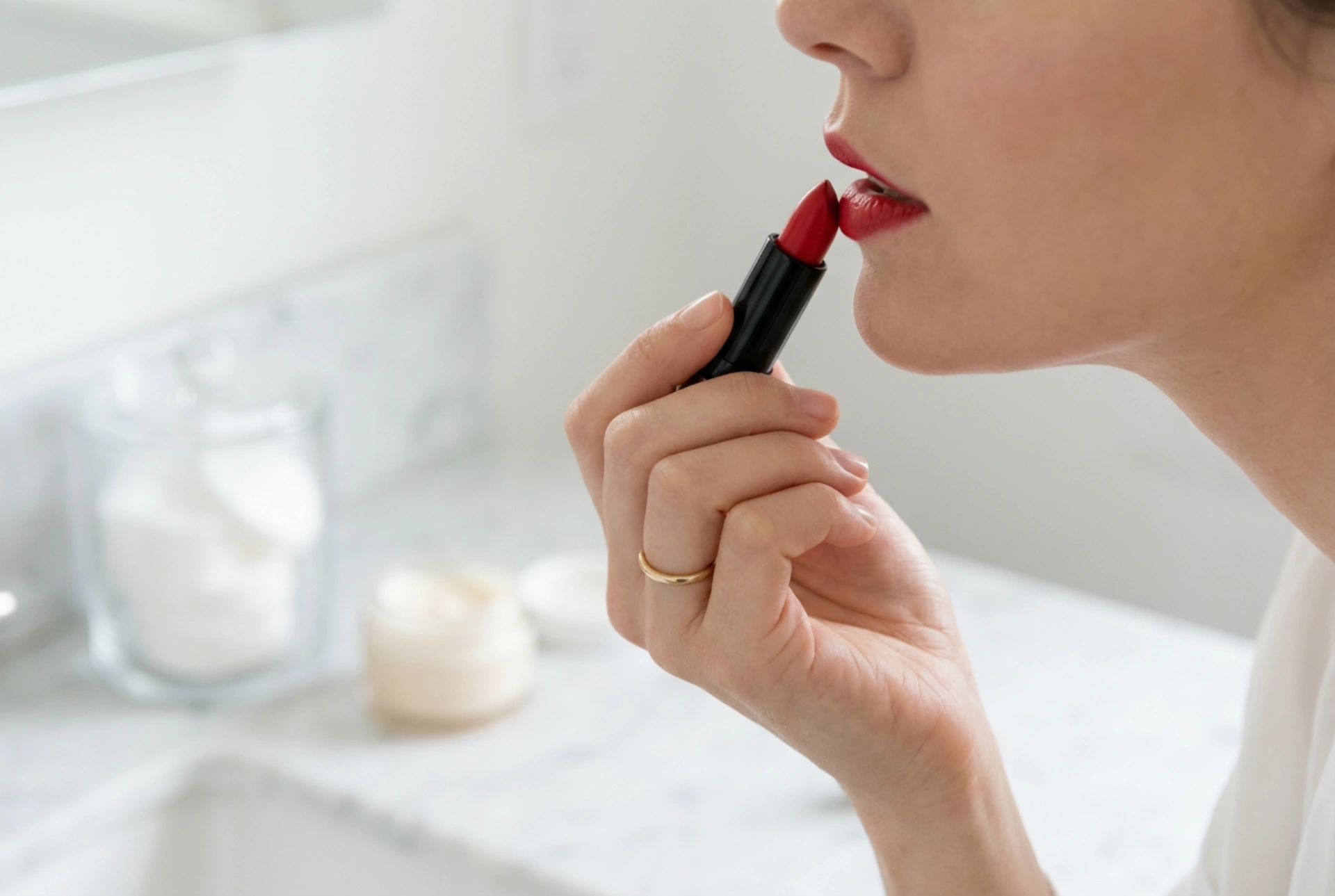 Rossetto rosso: come scegliere la tonalità e applicarlo con precisione